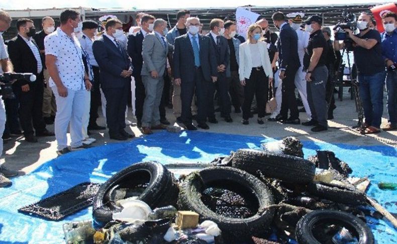 İzmir'de denizden çıkan çöpler şoke etti