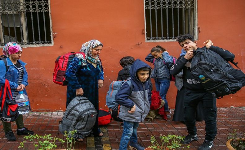 İzmir'de denizden yardım çağrısı yapan sığınmacılar kurtarıldı