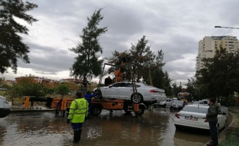 İzmir'de denizin taşması sonucu su içinde kalan araçlar bölgeden çıkarıldı