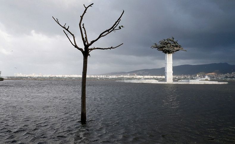 İzmir'de denizle kara birleşti!