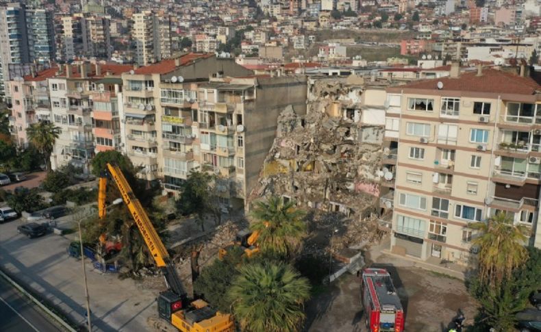 İzmir'de deprem öncesinde yan yatan binanın yıkım çalışmaları başladı