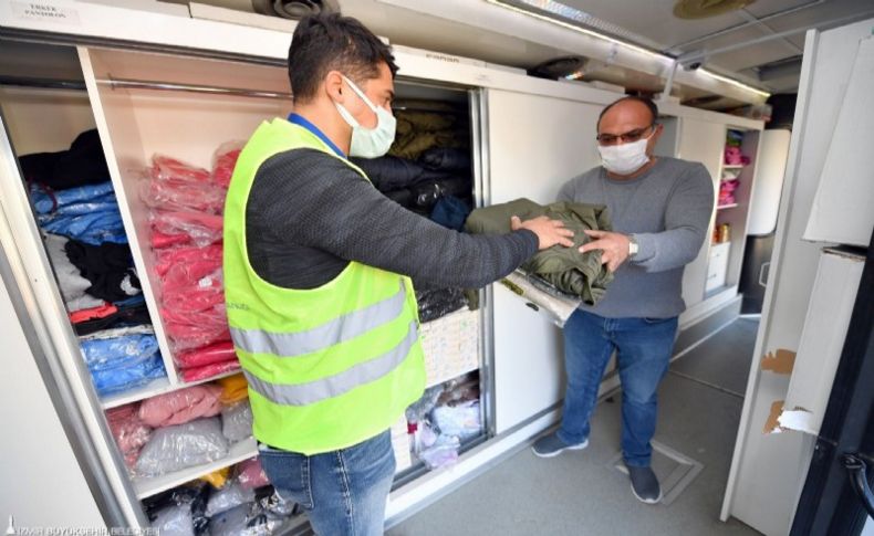 İzmir'de depremzedelere kıyafet yardımı devam ediyor