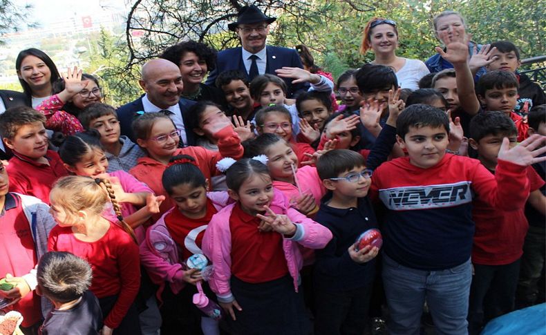 İzmir'de dijital kütüphane açıldı