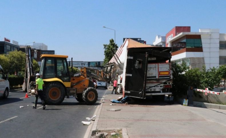 İzmir'de dorsesinde kamyon bulunan tır üst geçide sıkıştı