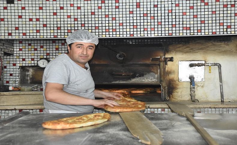 İzmir'de dumanı tüten ramazan pidesi raflarda
