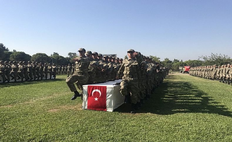 İzmir'de eğitimini tamamlayan askerler yemin etti