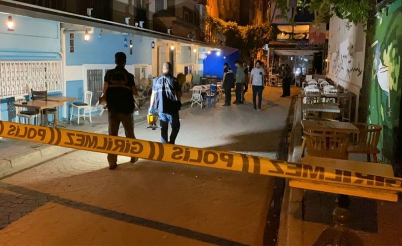 İzmir'de eğlence mekanı önünde silahlı kavga: 2 yaralı