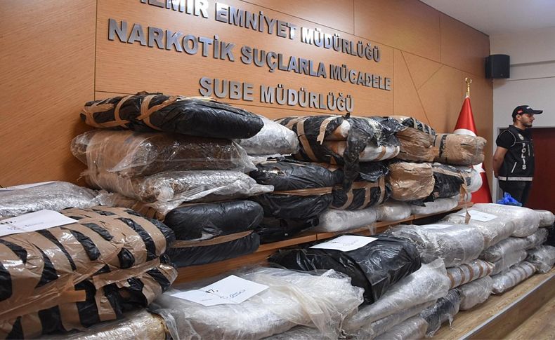 İzmir'de ele geçen 1 ton uyuşturucuya 5 tutuklama