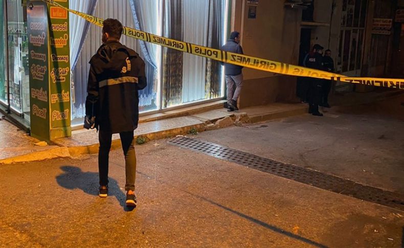 İzmir'de elinde döner bıçağı bulunan kişiye müdahale eden polis yaralandı