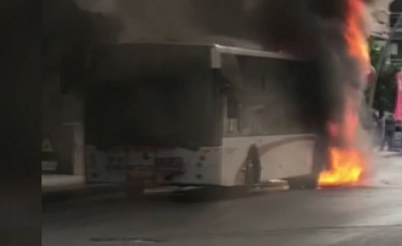 İzmir’de faciadan dönüldü, belediye otobüsü alev alev yandı