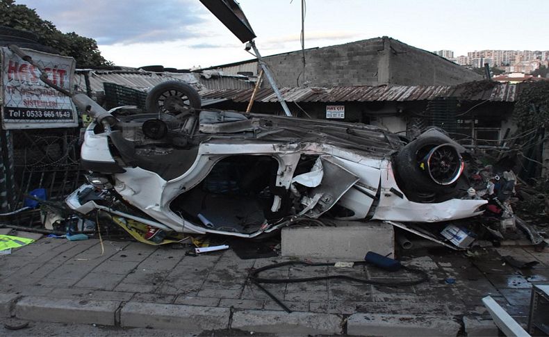 İzmir'de feci kaza: 2 ölü, 1 yaralı