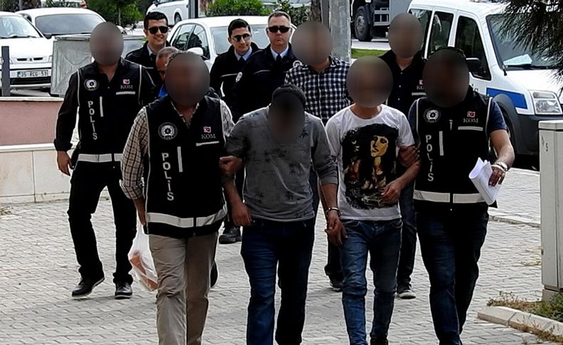 İzmir'de göçmen kaçakçılığına 2 tutuklama