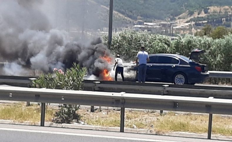 İzmir'de hareket halindeki otomobil yandı