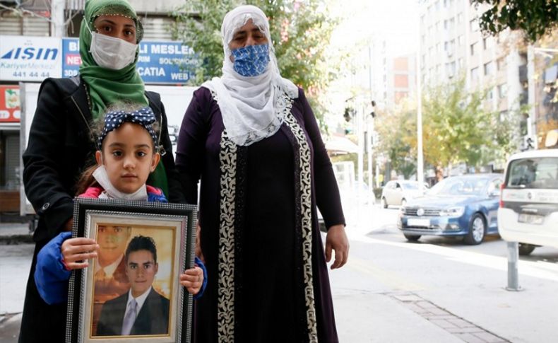 İzmir'de HDP önündeki evlat nöbetine bir aile daha katıldı