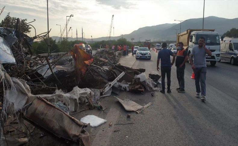 İzmir'de hurda yüklü tır devrildi: 1 yaralı