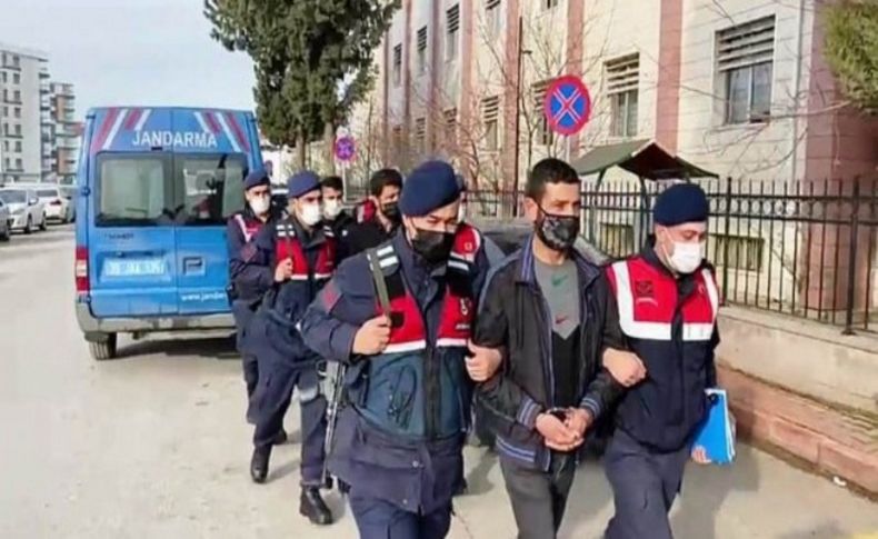 İzmir'de iki kişiyi darbedip araçlarına tüfekle ateş açan 7 zanlı yakalandı