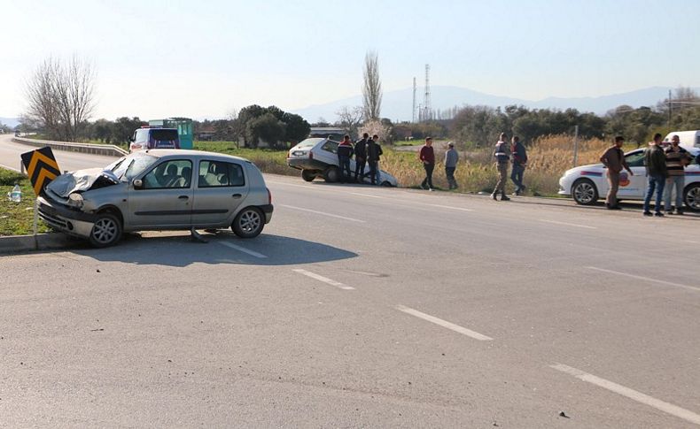 İzmir'de iki otomobil çarpıştı: 1 ölü, 2 yaralı