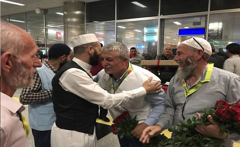 İzmir'de ilk hac kafilesi döndü