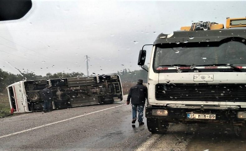 İzmir'de işçi servisi devrildi: 17 yaralı