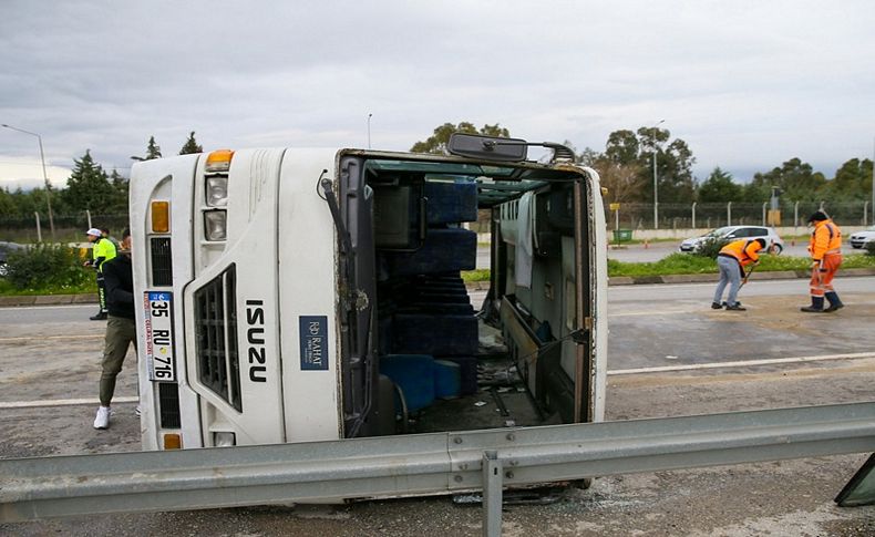 İzmir'de işçileri taşıyan midibüs devrildi: 8 yaralı