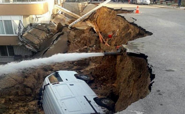 İzmir'de, istinat duvarı çöktü