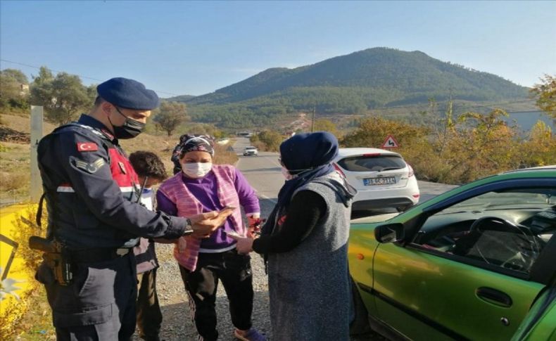 İzmir'de jandarmadan kadınlara karanfil