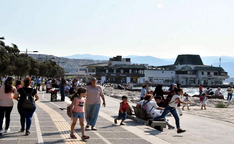 İzmir'de kalanlar Kordon'un tadını çıkardı