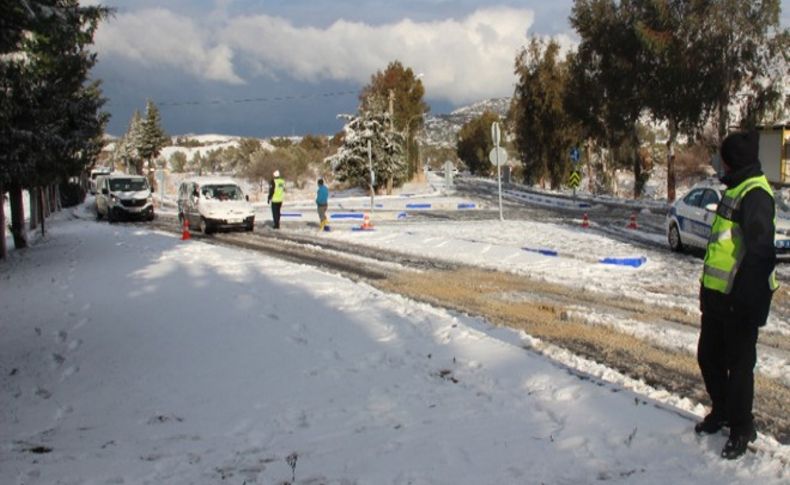 İzmir'in kuzeyinde kar bereketi