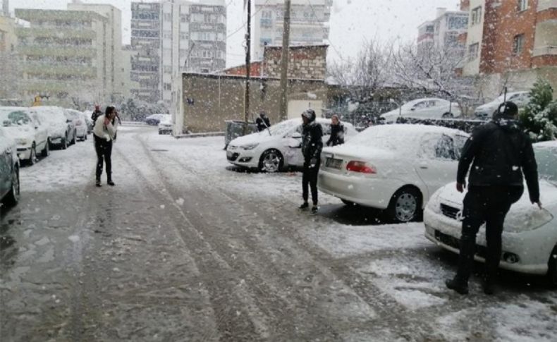 İzmir’de kar sevinci