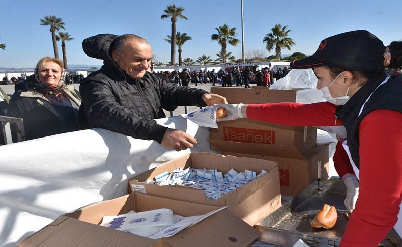 İzmir'de Karadeniz esintisi! 10 ton hamsi yediler