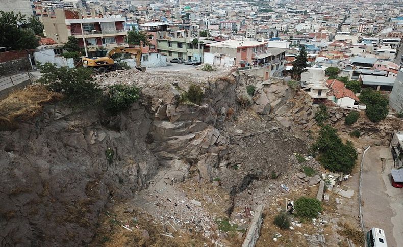 İzmir'de kayaların düştüğü mahallede yıkım çalışması başladı