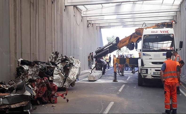 İzmir'de kirişi yıkılan alt geçit trafiğe kapatıldı