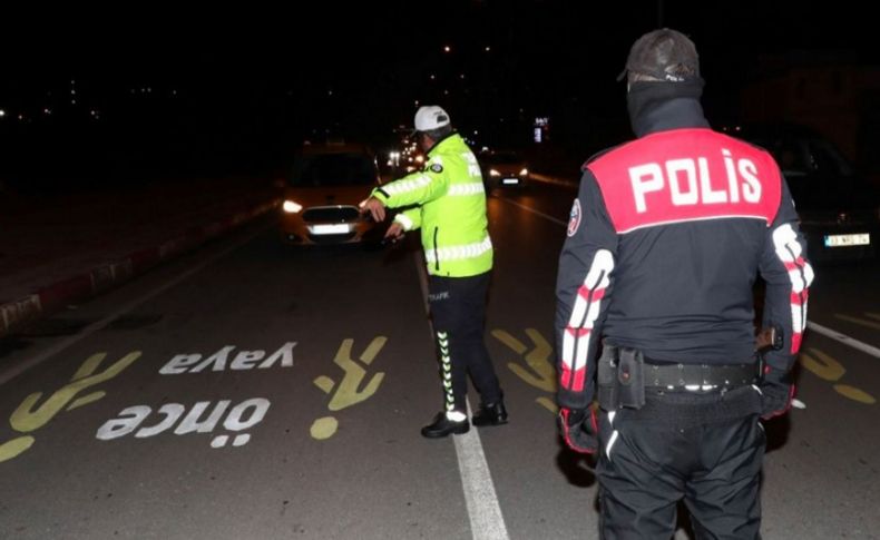 İzmir'de Kovid-19 tedbir ve kısıtlamalarına uymayan 1198 kişiye ceza
