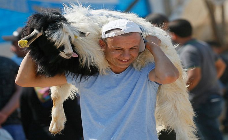 İzmir'de kurban pazarı yoğunluğu!