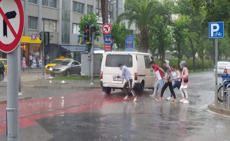 İzmir'i sağanak vurdu! Yağışlar ne kadar sürecek'