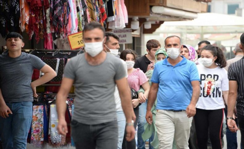 İzmir'de maske takmayan 803 kişiye 745 bin 900 lira para cezası verildi