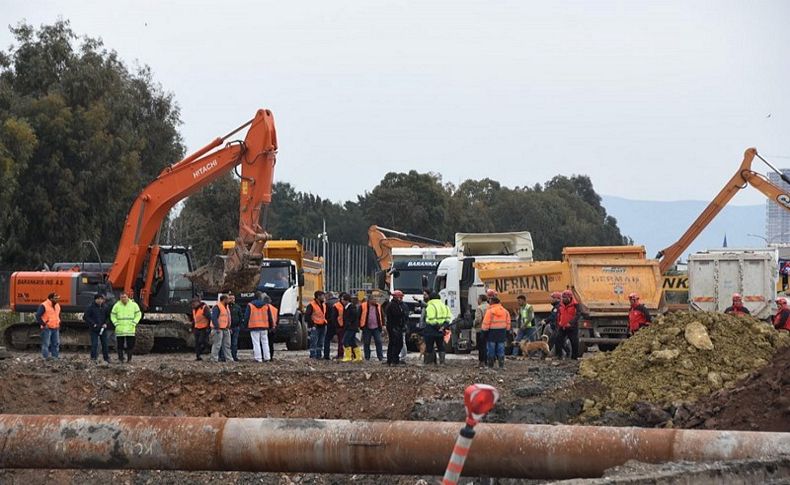 İzmir'de metro vagonu yer altı park alanı inşaatındaki göçük