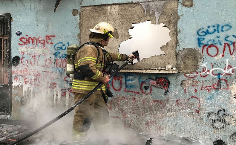 İzmir'de metruk binada çıkan yangın söndürüldü