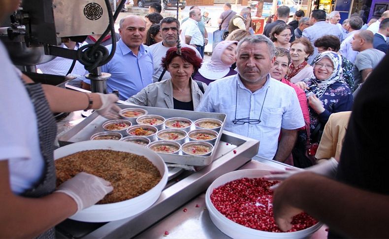 İzmir'de MHP'den aşure ikramı