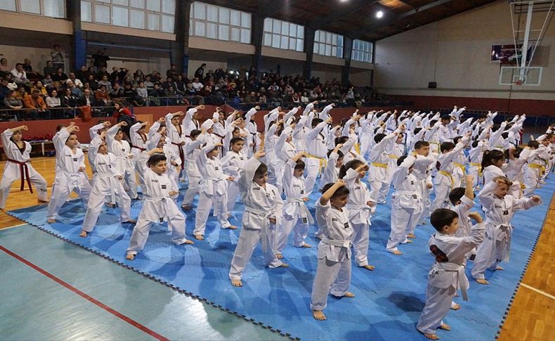 İzmir'de minik tekvandocular kuşaklarını taktı