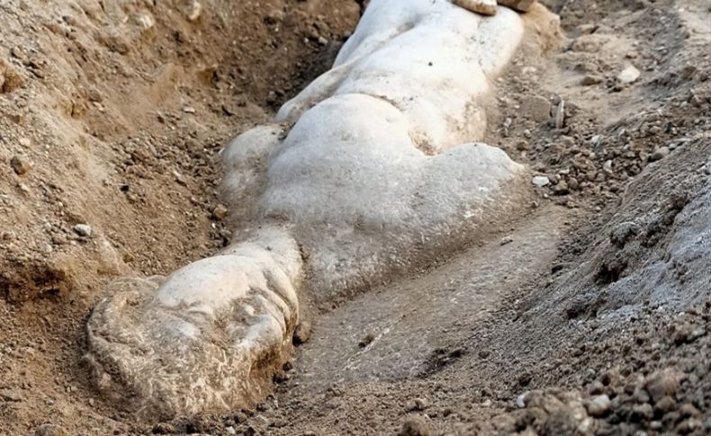 İzmir'de mitolojik varlık Satyros'un kabartması bulundu