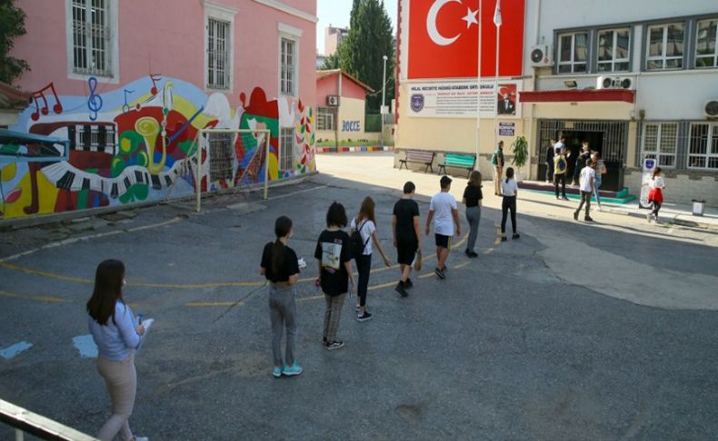İzmir'de öğrencilerin 'sosyal mesafe'li LGS heyecanı