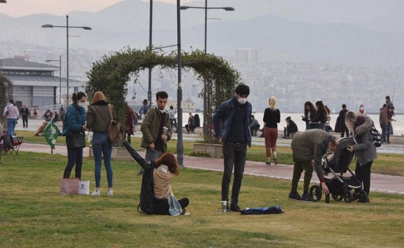 İzmir'de oluşan kalabalıklar virüse davetiye çıkardı