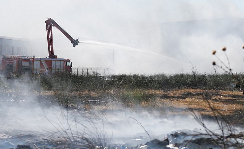 İzmir'de ot yangını fabrikaya sıçradı