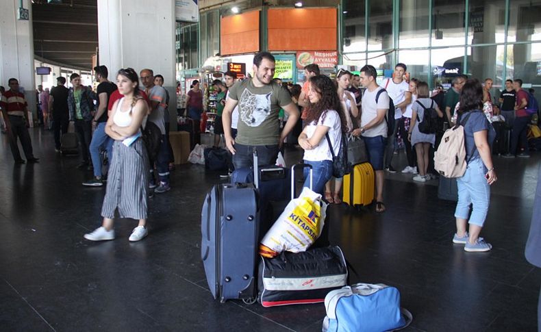 İzmir'de otogarda bayram yoğunluğu