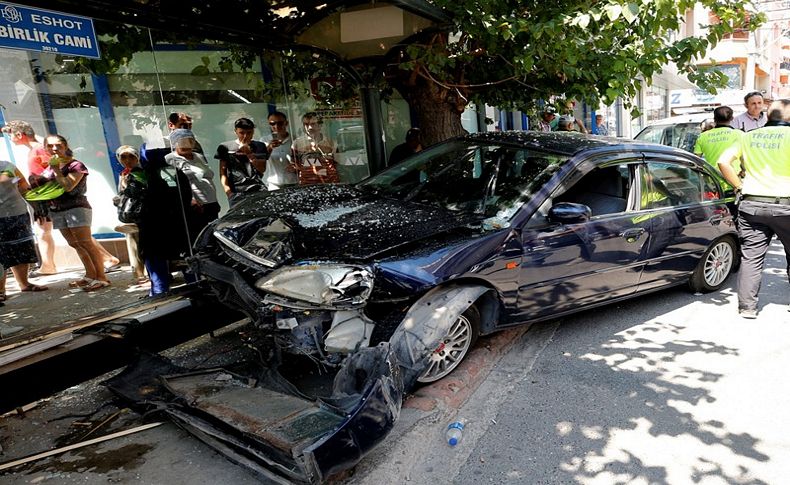 İzmir'de otomobil otobüs durağına girdi: 2 yaralı