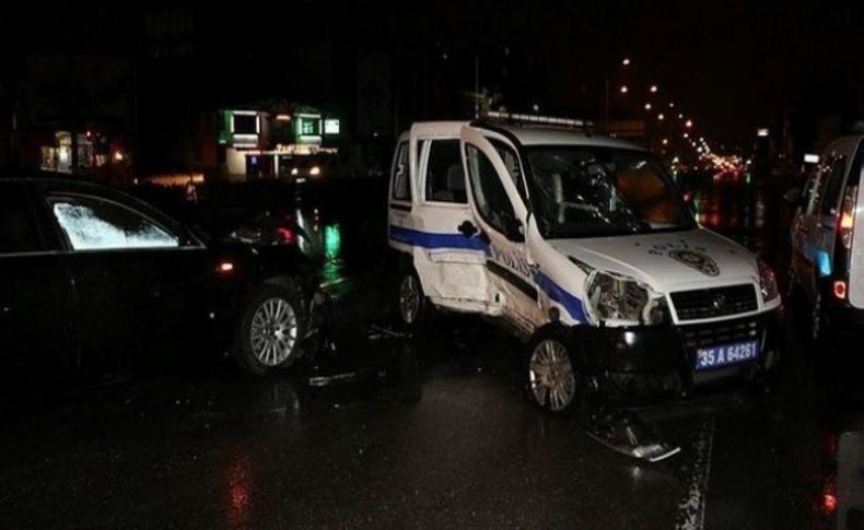 İzmir'de otomobil polis aracına çarptı: 3 yaralı