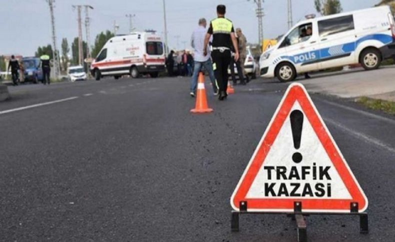 İzmir'de otomobil toprak yığınına çarptı: 1 ölü, 4 yaralı