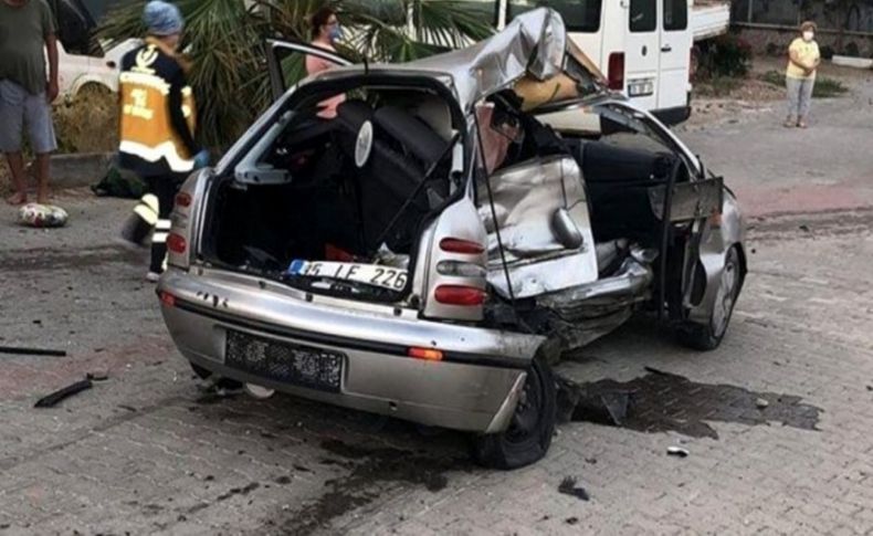İzmir'de otomobille minibüs çarpıştı: 2 ölü, 2 yaralı