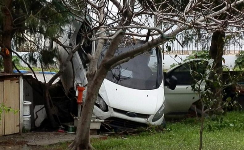 İzmir'de para nakil aracı kazaya karıştı... Polis başında bekledi